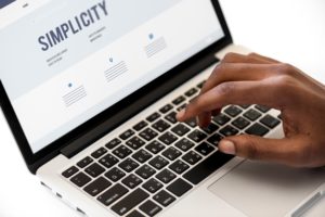 Laptop visar skärm med texten "simplicity" som Inrupt förespråkar