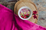 En bild på en rosa Smoothie Bowl med jordgubbar och banan.