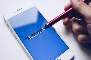 Facebook skandal.Facebook text raderas över med penna.Slutet för Facebook. början på slutet