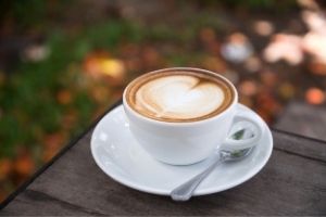 En bild som beskriver en kaffedryck flat white