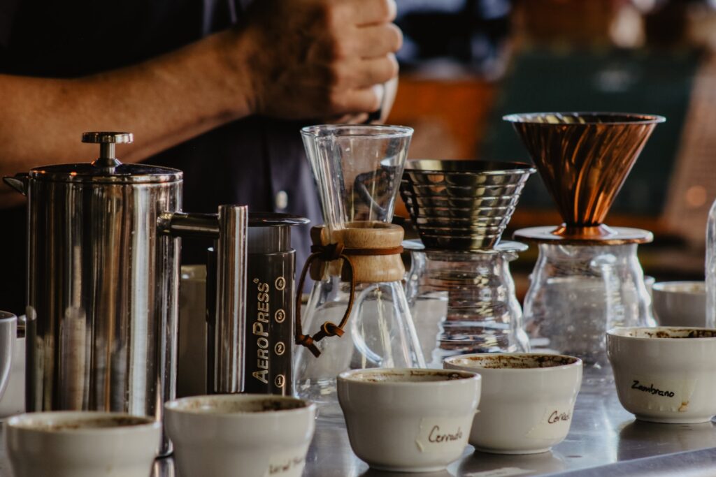 På en bardisk visas en presskanna, aeropress och olika pour over redskap som bryggningsmetoder för kaffe. 